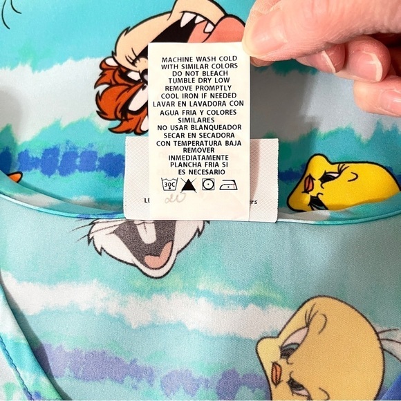 NWT Looney Tunes Stretch Scrub Top Size Medium - Picture 8 of 10
